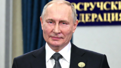 푸틴 대통령과 전쟁 상황을 상징하는 지도와 군사 장면