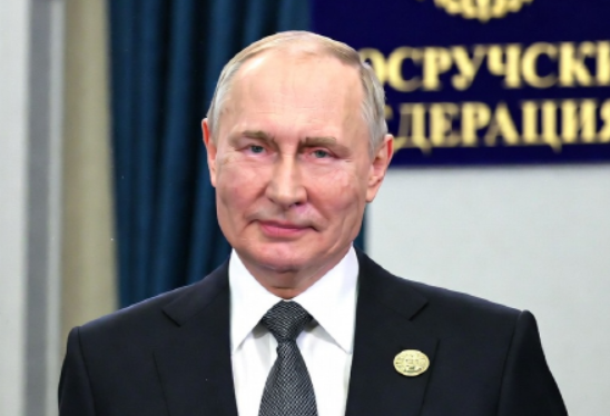 푸틴 대통령과 전쟁 상황을 상징하는 지도와 군사 장면