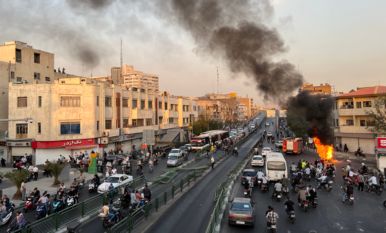 이란, 통화 붕괴가 불러온 거리의 분노—사흘째 확산되는 시위