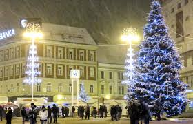 Zagreb Christmas market lights and crowds showcasing Croatia’s transformation into a European holiday destination