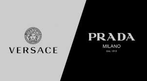 프라다 베르사체 명품 브랜드 할인 논란 럭셔리 시장 변화 이미지