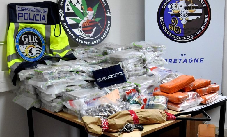 프랑스 마르세유 거리와 경찰 단속, 아이들의 불안한 모습을 상징하는 이미지