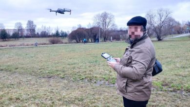 폴란드 고고학 발굴 현장과 체포 장면을 상징하는 이미지