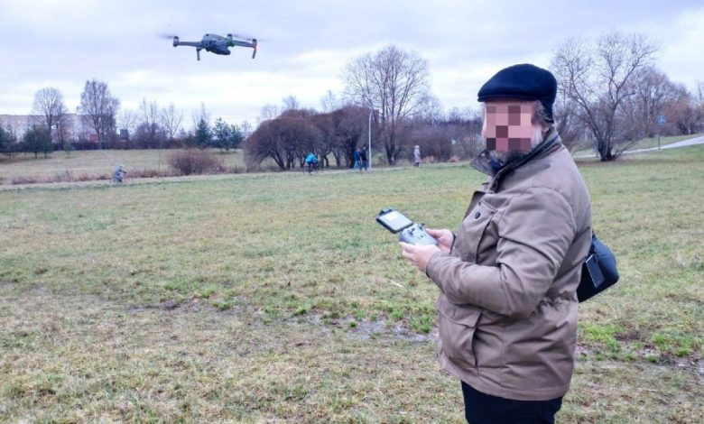 폴란드 고고학 발굴 현장과 체포 장면을 상징하는 이미지