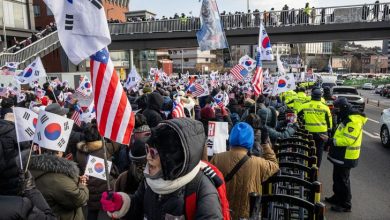 미국 보수 진영과 한국 정치 환경을 상징하는 국기와 의회 이미지