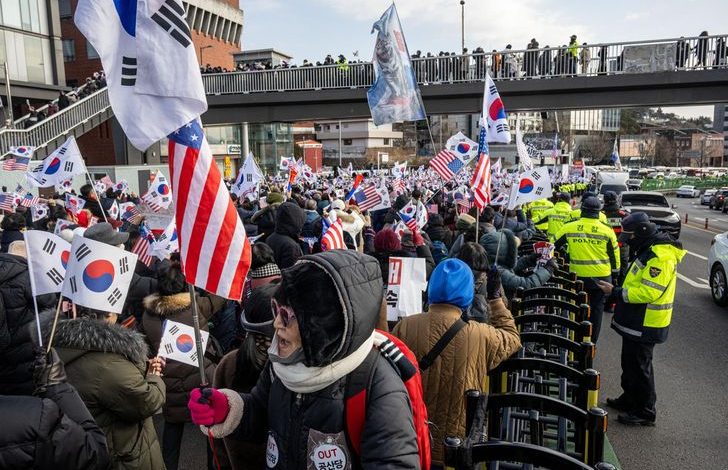 미국 보수 진영과 한국 정치 환경을 상징하는 국기와 의회 이미지