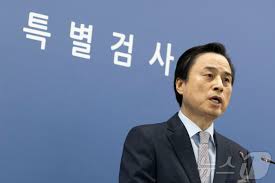 특검 수사와 정치 권력 갈등을 상징하는 법정과 정부 청사 이미지