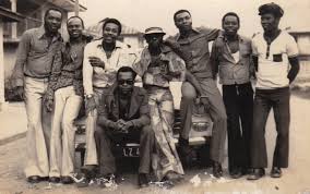 1970년대 아프로 록 밴드 공연과 빈티지 기타 사운드를 상징하는 음악 장면