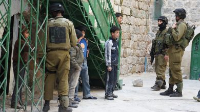 이스라엘 구금 시설과 팔레스타인 수감자 인권 논란을 상징적으로 보여주는 장면