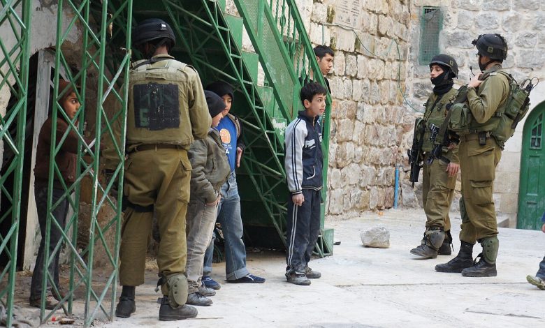 이스라엘 구금 시설과 팔레스타인 수감자 인권 논란을 상징적으로 보여주는 장면