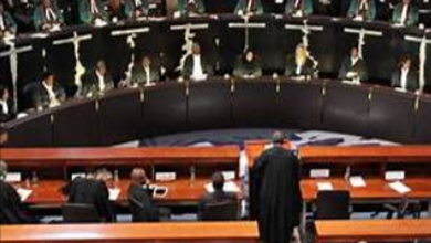 EU와 우크라이나 재정 지원 협의를 상징하는 회의와 유로화 이미지