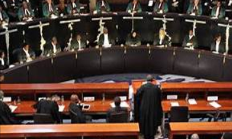 EU와 우크라이나 재정 지원 협의를 상징하는 회의와 유로화 이미지