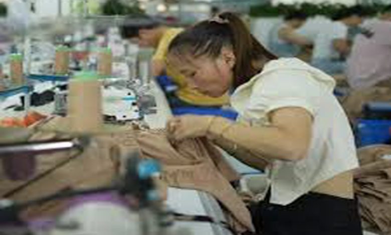 아이들이 공장처럼 반복되는 교육 시스템 속에서 움직이다가 멈춰 선 어른들의 모습을 대비해 보여주는 상징적 장면