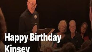 생일을 맞은 Kinsey를 축하하며 따뜻한 메시지를 전하는 순간을 담은 감성적인 장면