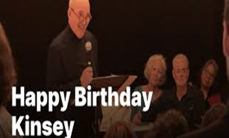 생일을 맞은 Kinsey를 축하하며 따뜻한 메시지를 전하는 순간을 담은 감성적인 장면