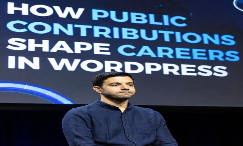 워드프레스 커뮤니티에서 공개 기여를 통해 커리어를 성장시키는 개발자의 모습과 협업 환경을 보여주는 장면