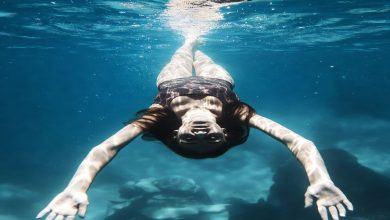 물속에서 자유를 즐기던 청춘이 사고로 뒤집힌 비극적 순간을 상징하는 수중 장면