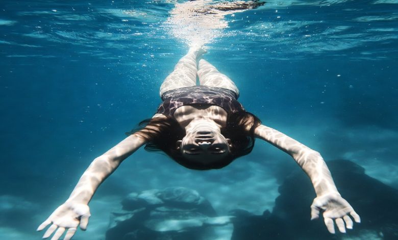 물속에서 자유를 즐기던 청춘이 사고로 뒤집힌 비극적 순간을 상징하는 수중 장면