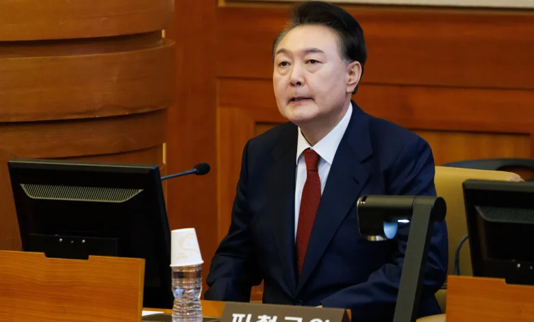 윤석열이 법정 피고석에 선 상황과 발언 논란을 상징적으로 표현한 이미지