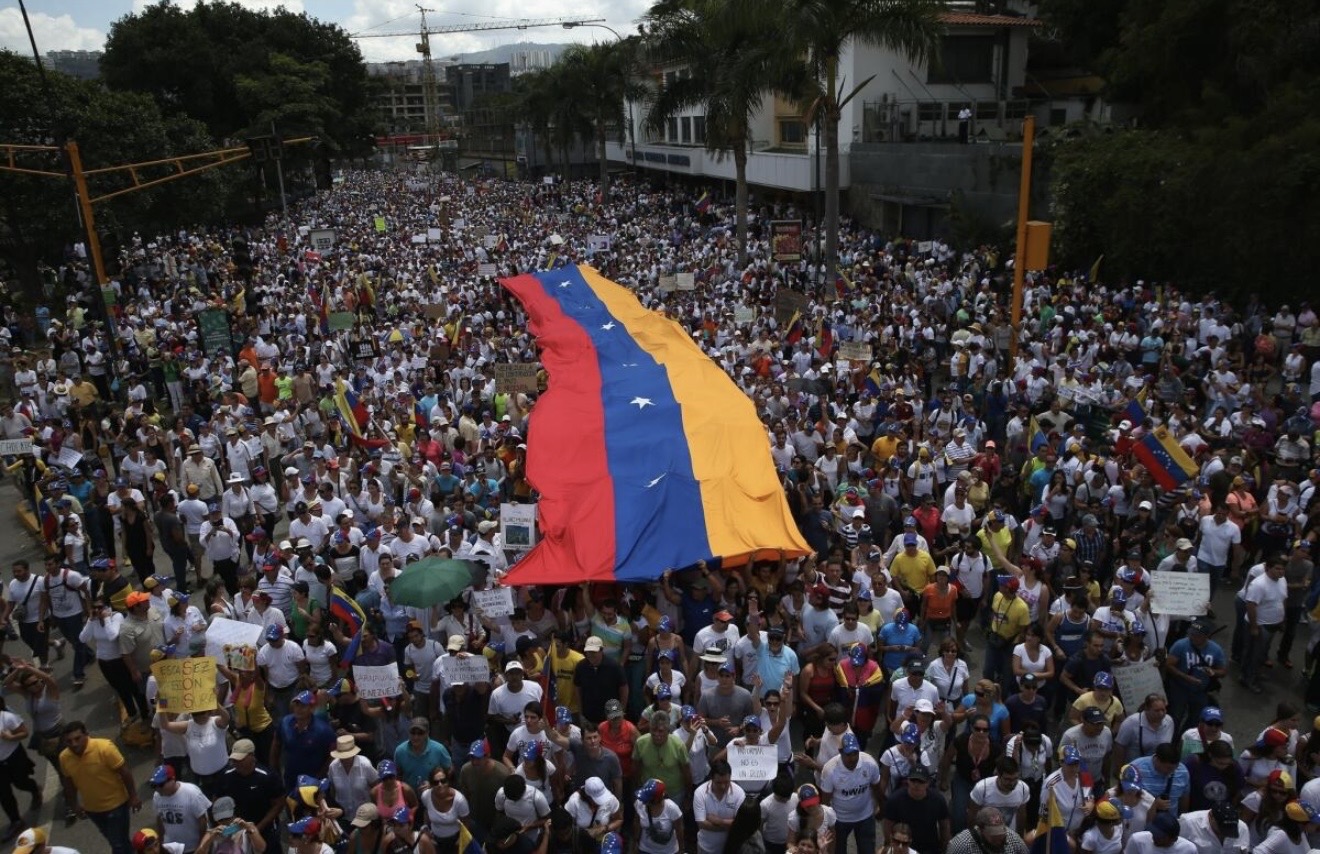 마두로 ‘사태’ : ‘두 세계’…언론은 불법, 시민은 해방을 말한다