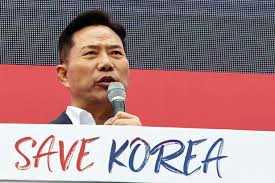 손현보 관련 정치 집회와 종교적 메시지가 결합된 장면을 상징하는 이미지