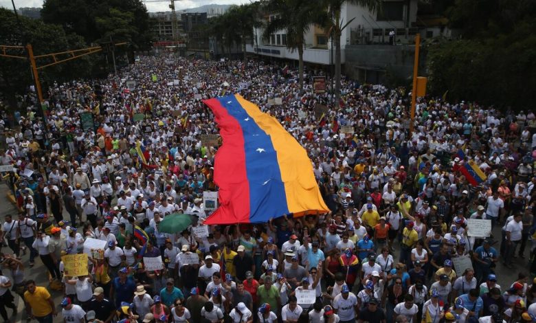 마두로 ‘사태’ : ‘두 세계’…언론은 불법, 시민은 해방을 말한다