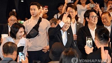 한국 대통령 발언과 유튜브 논란, 싱가포르 금융 이미지를 결합한 뉴스 장면