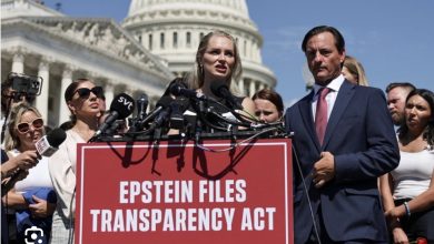 제프리 엡스타인 사건의 재점화를 상징하는 어두운 복도와 번져가는 문서 파일 이미지