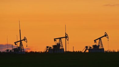 중동 에너지 위기 속 한국과 러시아를 잇는 원유 공급선과 외교 갈등을 상징하는 유조선 이미지