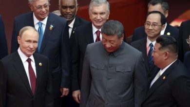 베이징을 중심으로 트럼프, 푸틴, 시진핑, 김정은, 이재명 정부가 얽힌 동북아 외교 구도를 상징하는 이미지