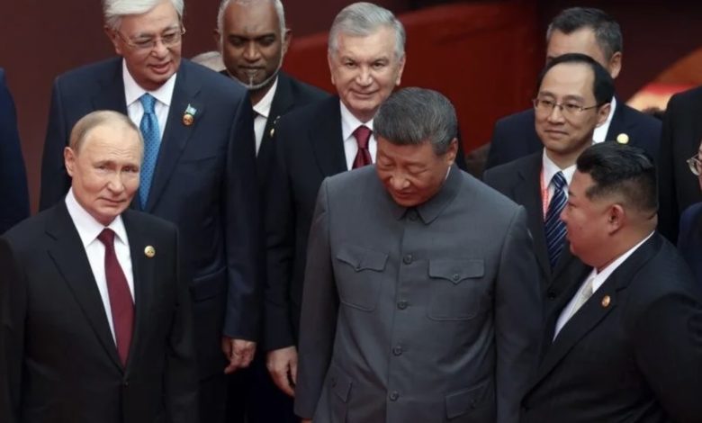 베이징을 중심으로 트럼프, 푸틴, 시진핑, 김정은, 이재명 정부가 얽힌 동북아 외교 구도를 상징하는 이미지