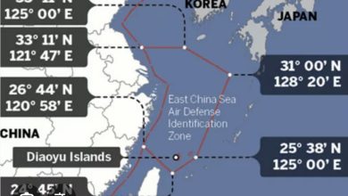 중동 원유 충격과 동북아 정치지형 변화를 상징하는 유조선, 유가 차트, 한중일 지도 조합 이미지