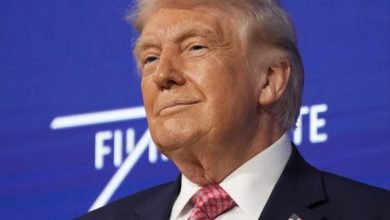 호르무즈 해협 지도 위에 트럼프 이름이 겹쳐진 상징적 뉴스 이미지