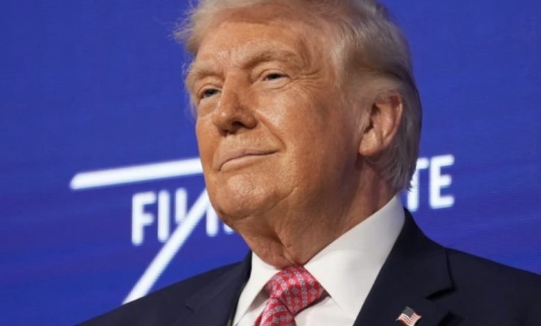 호르무즈 해협 지도 위에 트럼프 이름이 겹쳐진 상징적 뉴스 이미지