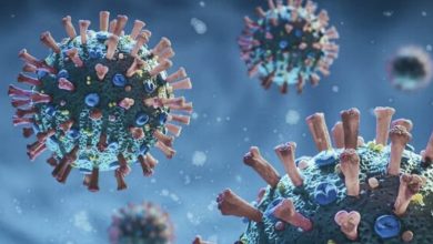 미국 전역 확산 조짐 속 코로나19 변이 BA.3.2 경계 이미지를 상징적으로 보여주는 바이러스 그래픽