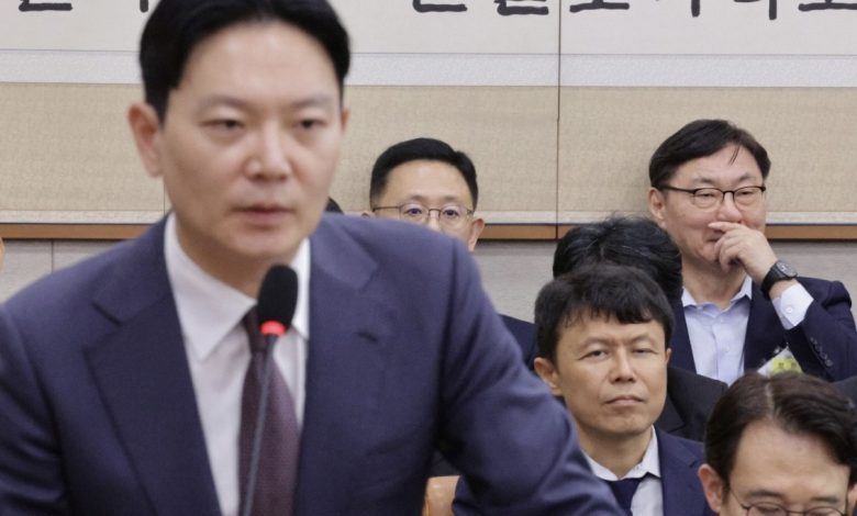 국회 기자회견과 녹취 파장을 배경으로 박상용 검사 논란과 검찰 신뢰 위기를 상징하는 이미지