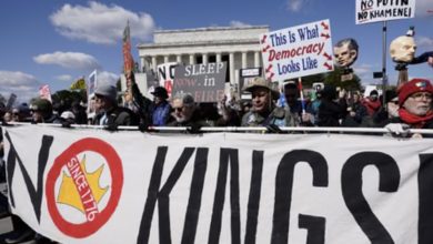 미국과 유럽 주요 도시에서 열린 대규모 ‘노 킹스’ 반트럼프 시위를 상징적으로 보여주는 군중 이미지