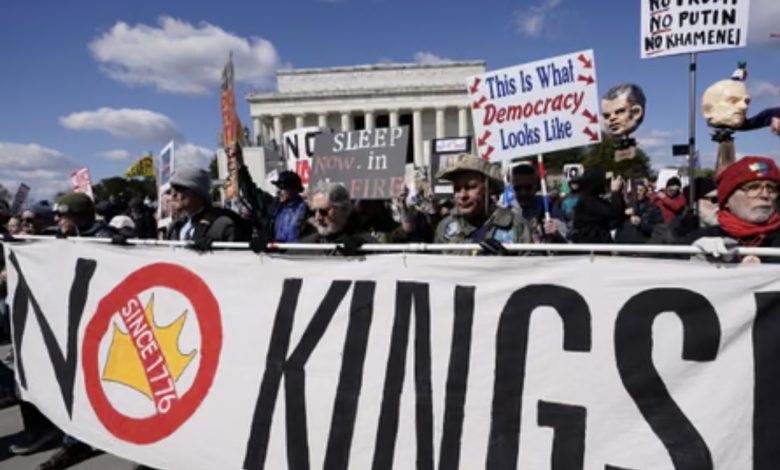 미국과 유럽 주요 도시에서 열린 대규모 ‘노 킹스’ 반트럼프 시위를 상징적으로 보여주는 군중 이미지