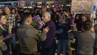 텔아비브 하비마 광장에서 대이란 전쟁 반대 시위 도중 경찰이 시위대를 해산하는 장면을 상징적으로 보여주는 이미지