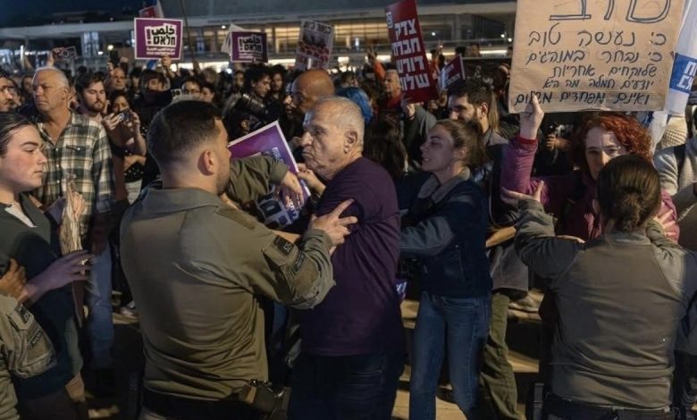 텔아비브 하비마 광장에서 대이란 전쟁 반대 시위 도중 경찰이 시위대를 해산하는 장면을 상징적으로 보여주는 이미지