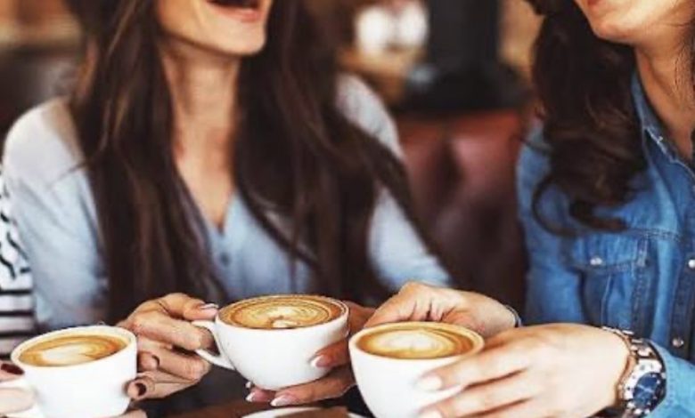 하루 2~3잔 커피와 스트레스 감소 연구 결과를 상징적으로 보여주는 커피잔 이미지