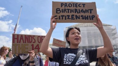 미국 국기와 헌법 문서 위로 갈라진 시민권 도장이 겹쳐 보이는 정치 상징 이미지