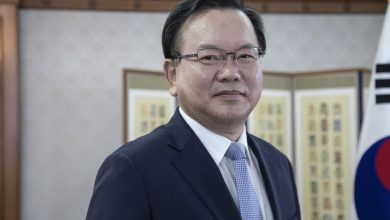 대구 도심을 배경으로 출마 선언에 나선 김부겸과 흔들리는 국민의힘 깃발을 상징적으로 표현한 정치 이미지