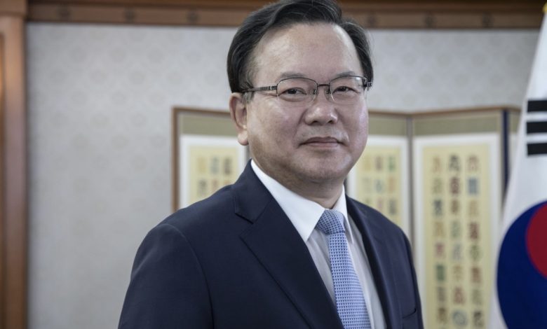 대구 도심을 배경으로 출마 선언에 나선 김부겸과 흔들리는 국민의힘 깃발을 상징적으로 표현한 정치 이미지