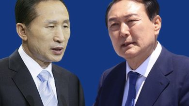 이명박 전 대통령의 인터뷰 장면 뒤로 갈라진 보수 진영의 균열을 상징적으로 보여주는 정치 이미지