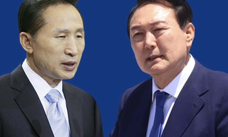 이명박 전 대통령의 인터뷰 장면 뒤로 갈라진 보수 진영의 균열을 상징적으로 보여주는 정치 이미지