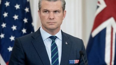 펜타곤 연단에 선 피트 헤그세스 뒤로 십자가와 군사 헬기 실루엣이 겹쳐 보이는 긴장된 정치 이미지