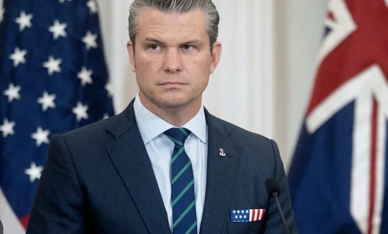 펜타곤 연단에 선 피트 헤그세스 뒤로 십자가와 군사 헬기 실루엣이 겹쳐 보이는 긴장된 정치 이미지