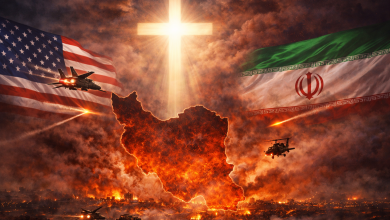 미국 군사력과 십자가 이미지가 겹쳐진 하늘 아래, 이란 지도 윤곽과 전장의 불빛이 충돌하는 상징적 장면
