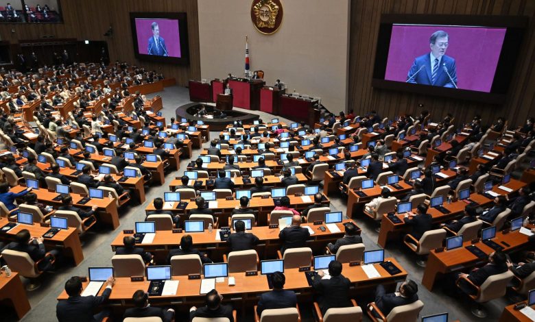 한국 검찰청과 국회, 수사기관 개편을 상징하는 이미지